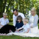 Sommeren 2009 fikk Kronprinsfamilien hund - valpen Milly Kakao. Handoutbilde fra Det kongelige hoff. Bildet er kun til redaksjonell bruk - ikke for salg. Bildestørrelse: 6144 x 4081 px, 11,54  Mb (Foto: Veronica Melå, Det kongelige hoff)